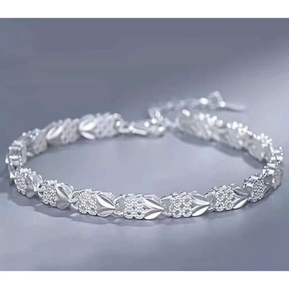 Women's Four-leaf Clover Silver Color Bracelet Gift - Picture 1 of 6